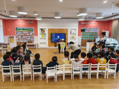 讲现场氛围强烈热闹